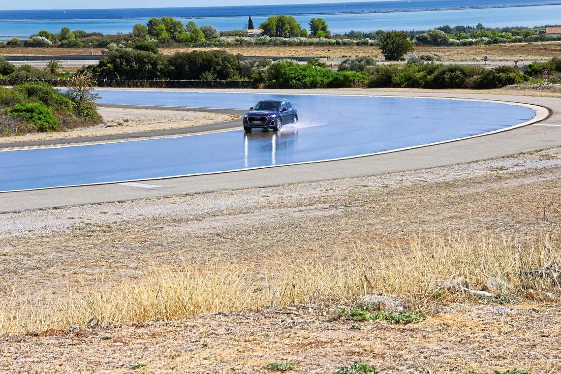 Test opon letnich do SUV-ów: badanie podatności na aquaplaning