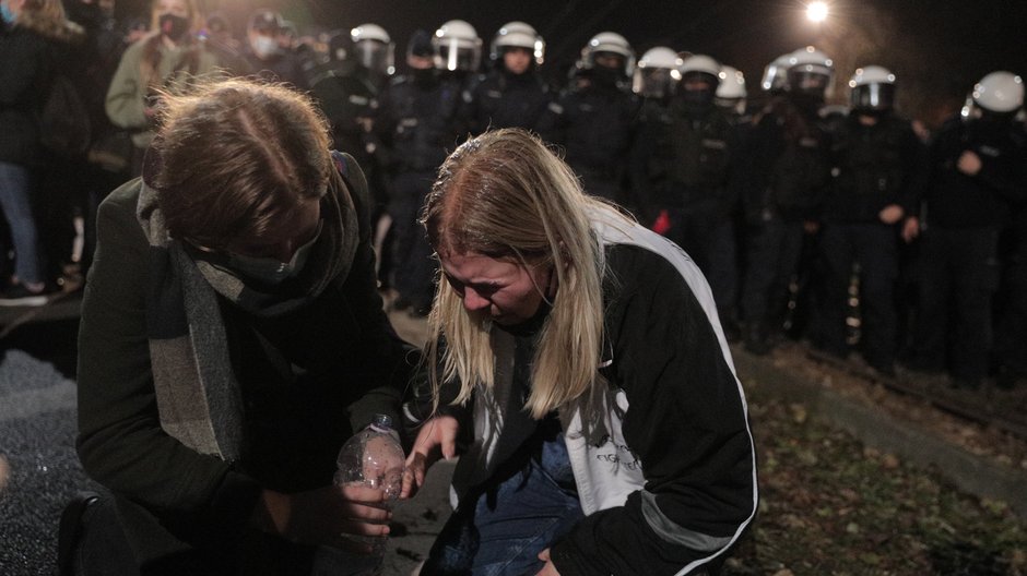 Uczestniczka protestu przed domem Jarosława Kaczyńskiego