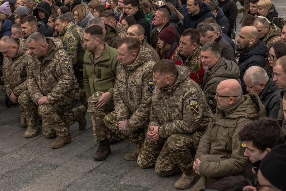 Załużny nie zawsze pokazuje się na pogrzebach. Ale na pogrzebie młodszego porucznika Dmytro Kociubajło (Da Vinci) zobaczył go cały kraj. – Dmytro traktował Załużnego jak ojca – wspominali towarzysze broni