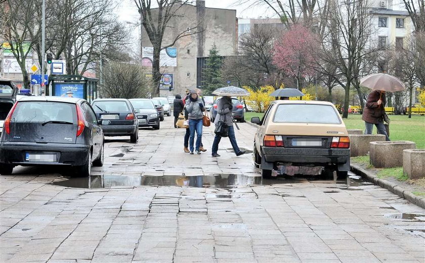 Kierowco! Chodnik jest dla pieszych!