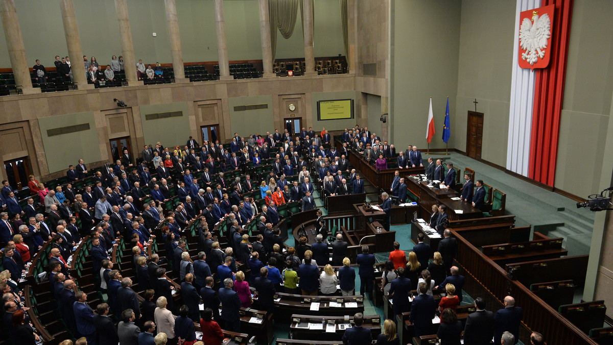 Bezpieczeństwo, usługi agencji reklamowych i kancelarii prawnych - na takie m.in. cele wydatkowały w ub.r. swoje środki partie polityczne. PiS co miesiąc przekazuje 37 tys. złotych na Fundację "Lux Veritatis", PO pokaźne kwoty wydało na Stowarzyszenie Sołtysów i agencje PR. Partia Razem mimo odrzucenia przez PKW jej sprawozdania finansowego otrzymuje subwencje z budżetu państwa; Nowoczesna prawo do subwencji straciła.