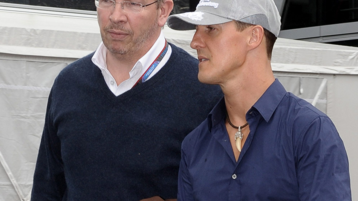 Michael Schumacher nie najlepiej prezentuje się w obecnym sezonie. Kierowca Mercedesa ani razu nie stanął na podium, co udało się trzykrotnie jego koledze z zespołu Nico Rosbergowi. Szef zespołu Ross Brawn powoli zaczyna tracić cierpliwość i nie wiadomo, czy zobaczymy siedmiokrotnego mistrza świata za kierownicą niemieckiego zespołu w przyszłym sezonie.