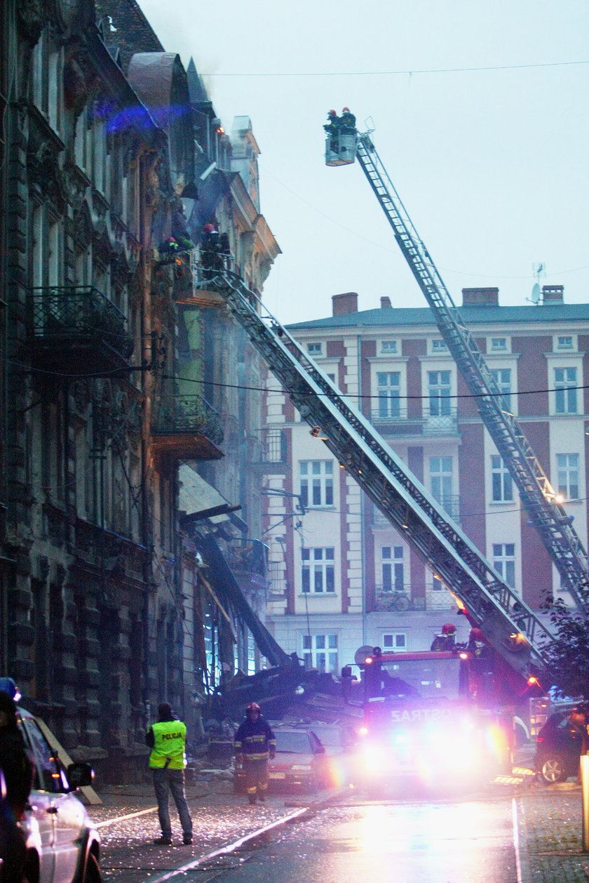 Tak szukają ludzi pod gruzami kamienicy