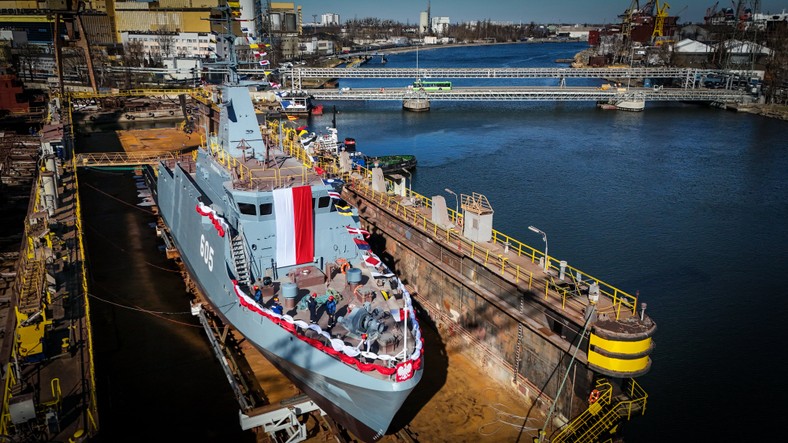 19 marca 2025 roku Gdańsku odbył się chrzest i wodowanie piątego niszczyciela min proj. 258 typu Kormoran II. Przyszły ORP Rybitwa (605) trafi do 12. Dywizjonu Trałowców.