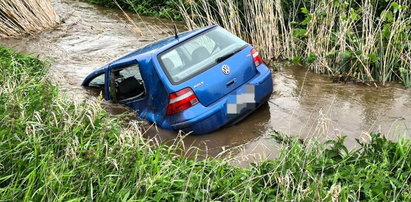 Samochód przeleciał kilkanaście metrów i wpadł do rzeki. Horror na Dolnym Śląsku