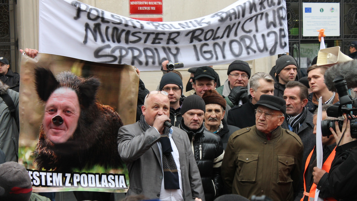 Przerwa w rolniczych protestach w Sępólnie Krajeńskim i Grudziądzu. Rolnicy wyszli w pole zadbać o swoje przyszłe plony. - Zaczynają się prace polowe, do zakończenia siewów nie będziemy protestować. Potem skrzykniemy się, może nawet skuteczniej niż do tej pory - powiedział Marek Witkowski, rady województwa, jeden z organizatorów blokad w Sępólnie.