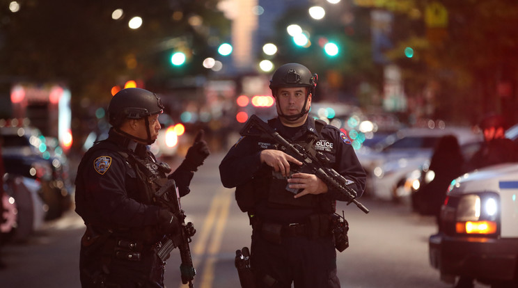 A támadás után állig felfegyverkezett rendőrök biztosították a helyszínt /Fotó: AFP