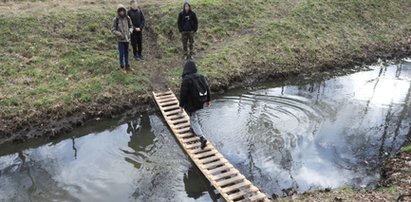 Uczniowie, by dostać się do szkoły, chodzą po... drabinie. Absurd w Warszawie