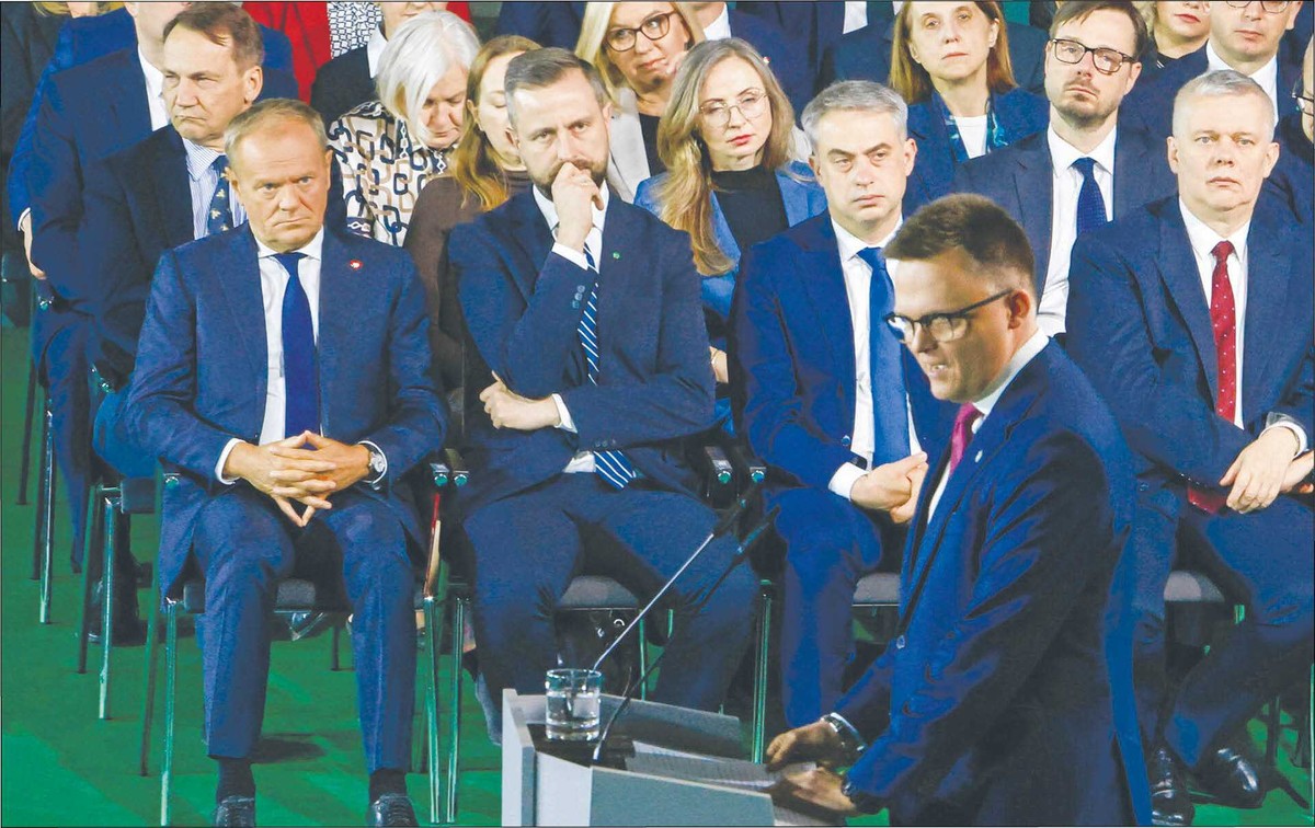 Nowe rozdanie w rządzie. Co wiemy o rekonstrukcji? Na zdjęciu Szymon Hołownia, w tle Donald Tusk, Władysław Kosiniak-Kamysz, Krzysztof Gawkowski i Tomasz Siemoniak.