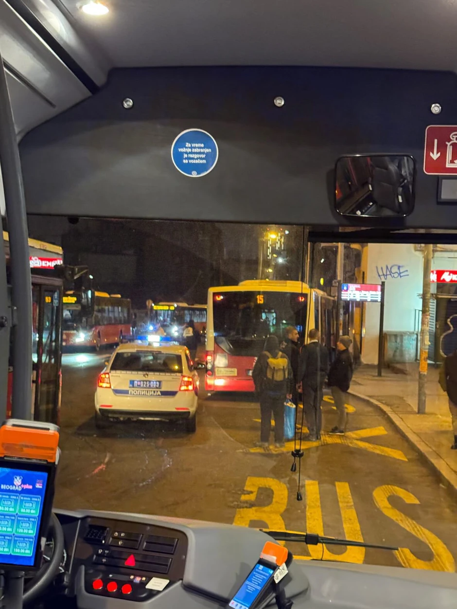 Autobus udario u hidrant