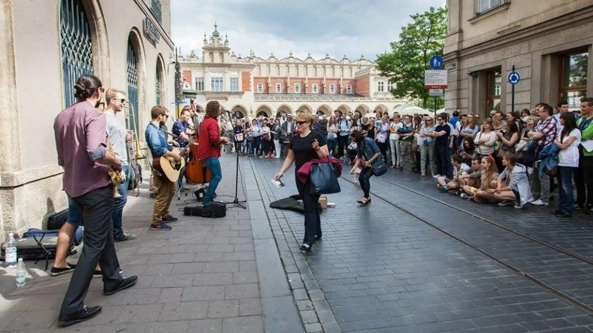 Absurdalna walka Krakowa z ulicznymi muzykami. Orkiestra dęta zagra na full, ale za mikrofon dostaniesz mandat