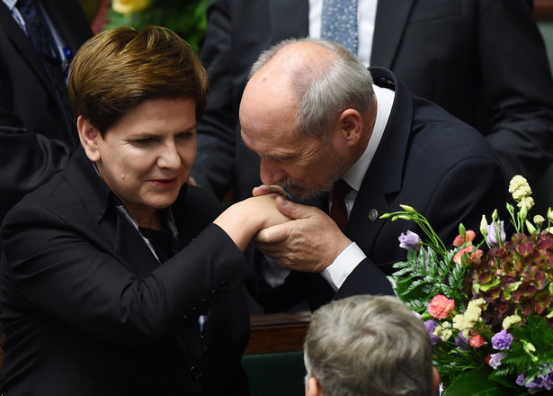 Premier Beata Szydło odbiera gratulację od ministra obrony Antoniego Macierewicza.