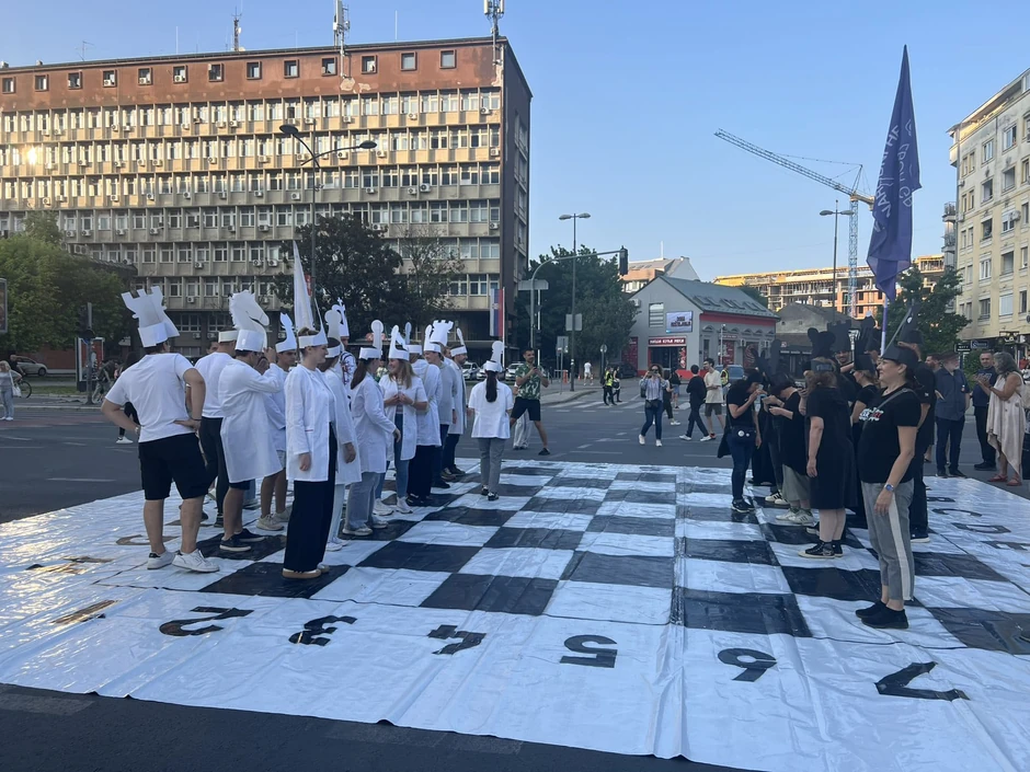 Građani i studenti u Novom Sadu igraju šah