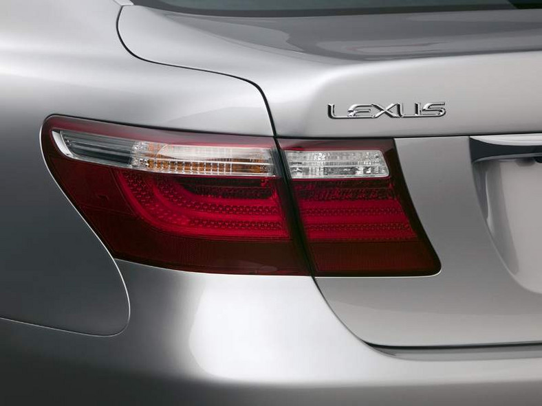 Lexus LS460 w japońskich salonach sprzedaży
