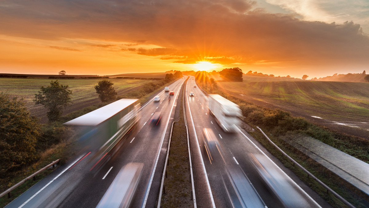 Jazda autostradą to duże ułatwienie dla zmotoryzowanych podróżników. I chociaż boczne drogi zwykle oferują ciekawsze widoki i szanse spotkania z "tubylcami", to wielopasmówki bezdyskusyjnie oszczędzają czas i zmniejszają ryzyko. Nie ma jednak nic za darmo - sprawdźcie, ile kosztuje jazda polskimi autostradami.