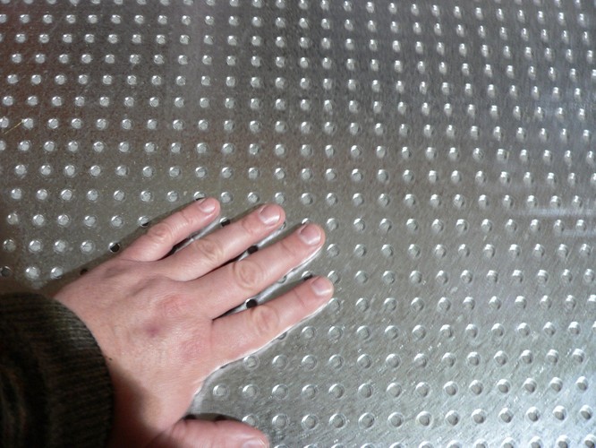 Wielkim przełomem w motoryzacji może być zastosowanie do budowy aut włókien węglowych. Wykorzystanie nanostrukturalnych włókien węglowych umożliwiłoby rezygnację z metalowych części obudowy i znacznie zmniejszyłoby ciężar samochodów. Auta z elementami tego typu mogą być nawet o 40 proc. lżejsze niż tradycyjne. Są także trwalsze i łatwiejsze w recyklingu. Największym atutem pojazdów tego typu jest być może ich niewielka paliwożerność. Wiąże się to z dużą oszczędnością energii wykorzystywanej do transportu. Na fot.: Materiał kompozytowy z elementami włókna węglowego