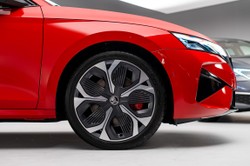 Spala 4,5 l/100 km i znika na pniu. Nowa Skoda hitem. Ile kosztuje?