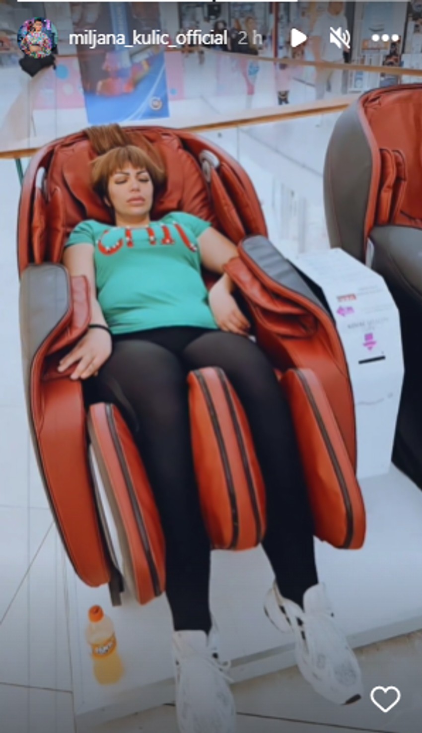 Miljana Kulić uživa na stolici za masažu