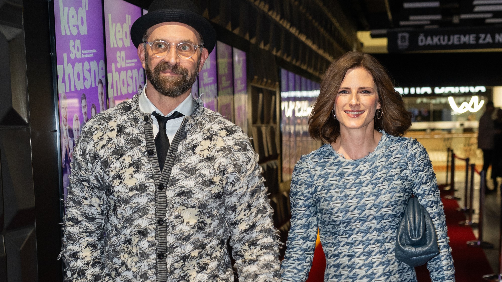 Tomáš Maštalír s manželkou na premiére komédie Keď sa zhasne.