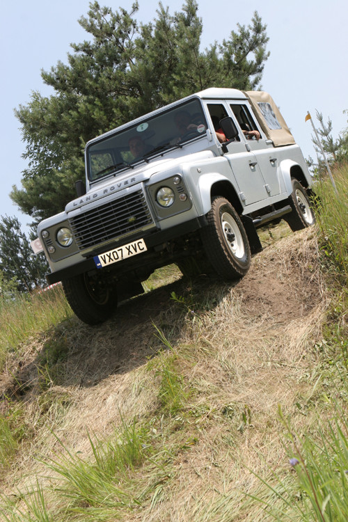 Land Rover Defender - Twardy charakter