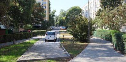 Absurd na Pradze. Chodnik urywa się na środku trawnika.