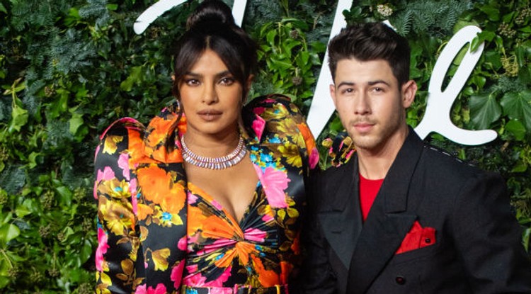 Priyanka Chopra és Nick Jonas a Fashion Awards-on 2021 novemberében