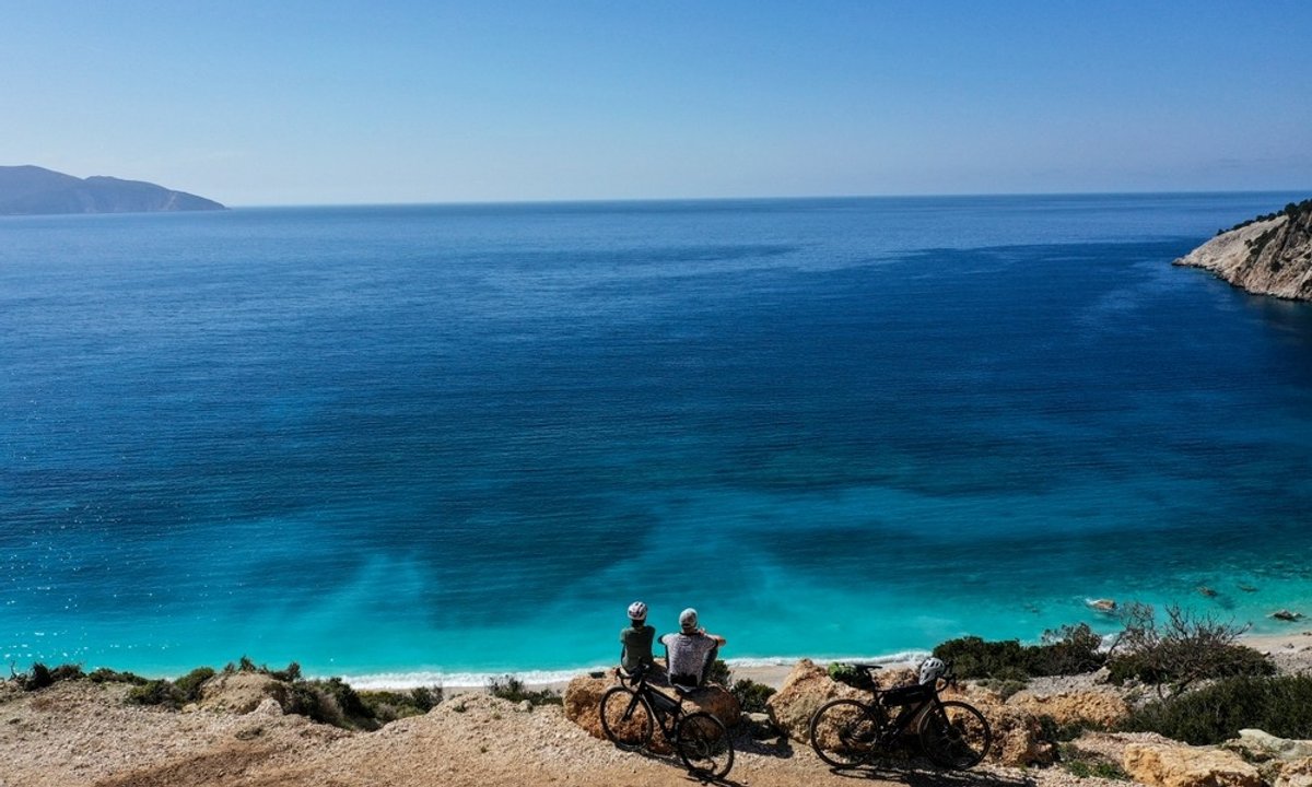Grecja dla aktywnych – najpiękniejsze szlaki trekkingowe i rowerowe, których nie znajdziesz w przewodnikach