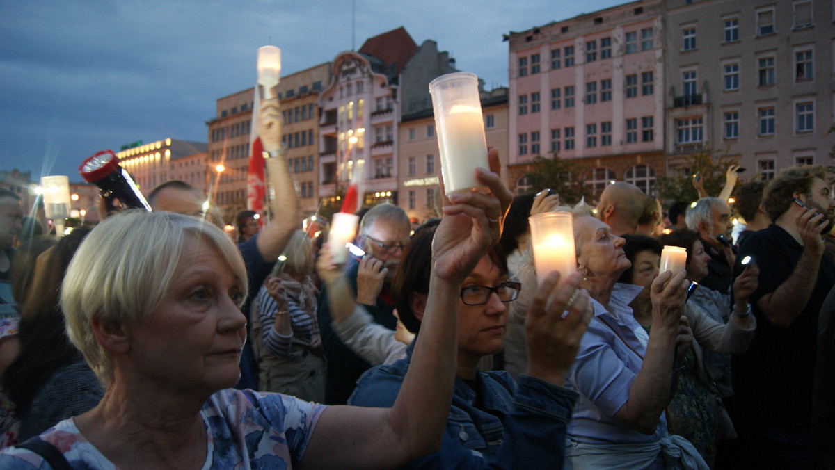 Dziś na placu Wolności już po raz trzeci zbiorą się mieszkańcy. Protesty, w Poznaniu zainicjowane przez miejskiego aktywistę Franciszka Sterczewskiego, są odpowiedzią na akcję "Łańcuch Światła" Stowarzyszenia Sędziów Polskich "Iustitia". Poznaniacy chcą w ten sposób stanąć w obronie niezawisłości sądów, którym ich zdaniem zagraża reforma przygotowana przez rząd PiS, nazywana przez opozycję "zamachem na Sąd Najwyższy".