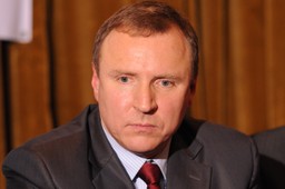 Jacek Kurski na drodze: pędzi ponad 130 km na godzinę, przejeżdża na czerwonym świetle i... jeździ pod prąd