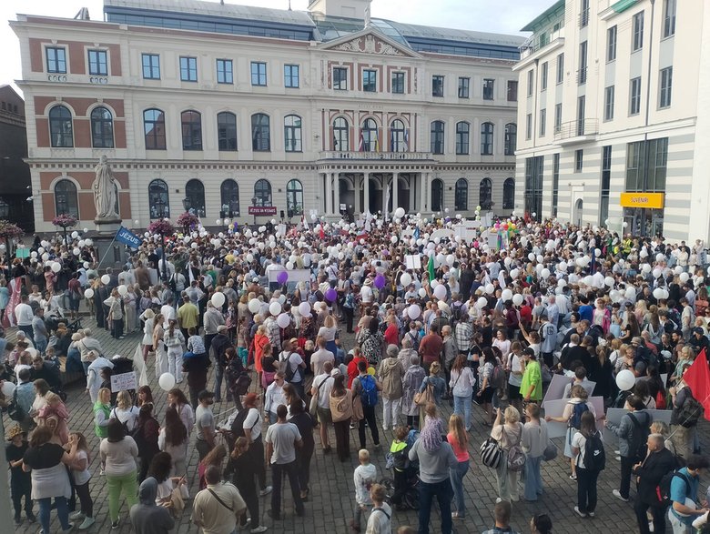 Ratusz i zgromadzenie Jezusowe na Placu Ratuszowym