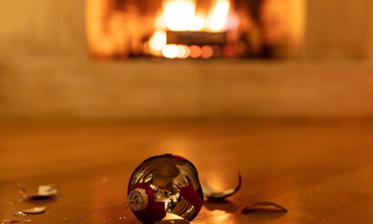 Szkło czy zmieszane? Gdzie wyrzucić rozbite bombki choinkowe?