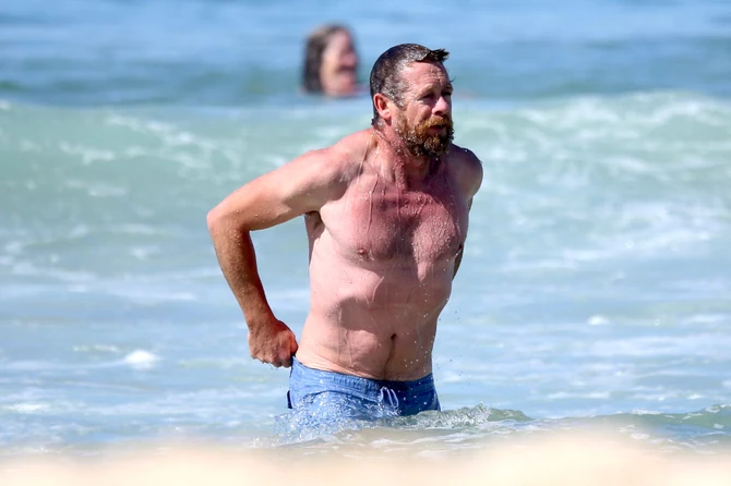 Sajmon Bejker pre nekoliko dana na plaži u Sidneju foto:  Mega/The Mega Agency 