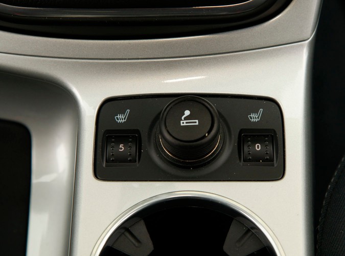 Z czym wam się kojarzą kompaktowe minivany, bo nam z nadmuchanymi autami segmentu C, które są mniej poręczne w mieście i wolniejsze na zakrętach. Po przejażdżce najnowszym fordem c-max diametralnie zmieniamy naszą opinię...