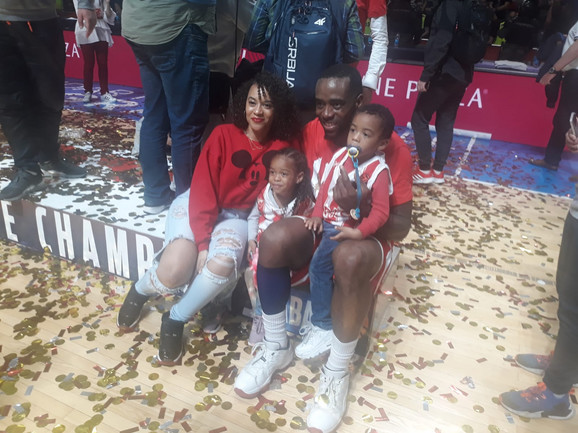 Kej Si Rivers sa porodicom nakon osvajanja trofeja šampiona ABA lige