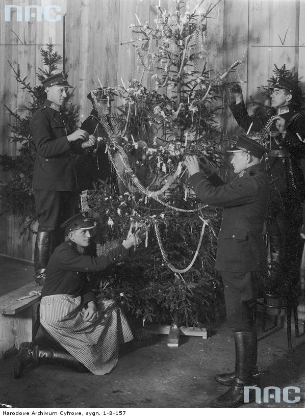 Policjanci podczas ubierania choinki, 1925