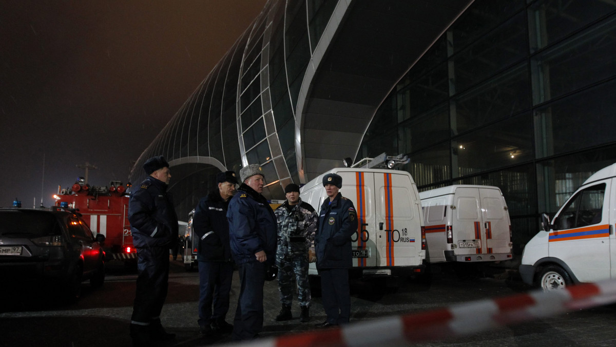 Organizatorzy zamachu terrorystycznego na moskiewskim lotnisku Domodiedowo wprowadzili w błąd rosyjskie służby, wykorzystując jako "żywą bombę" nie kobietę, ale terrorystę-samobójcę - podaje agencja Interfax. Niewykluczone, że dzięki temu nie udało się zapobiec wybuchowi, o którym rosyjskie służby mogły wiedzieć wcześniej.