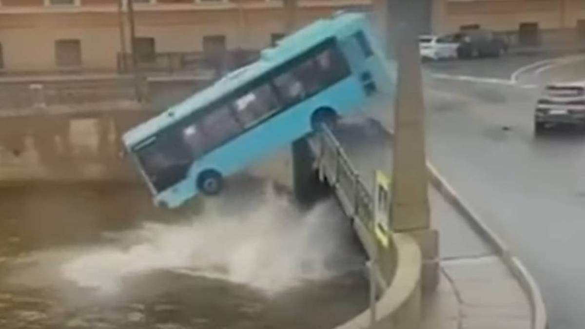 A folyóba zuhant egy utasokkal teli busz Szentpéterváron, többen meghaltak: videón a tragédia
