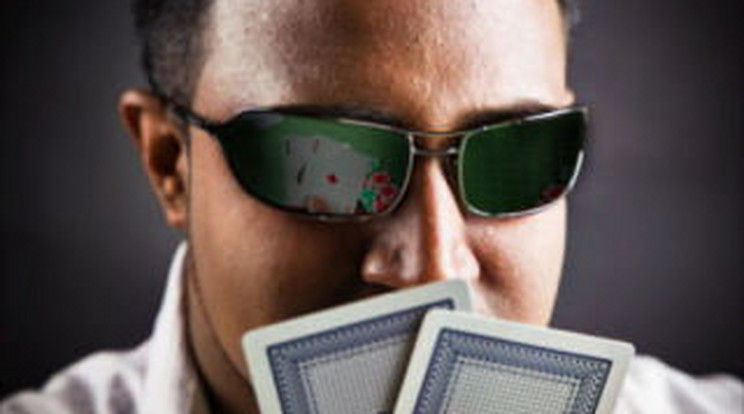Kell napszemüveg a pókerhez? Érvek és ellenérvek