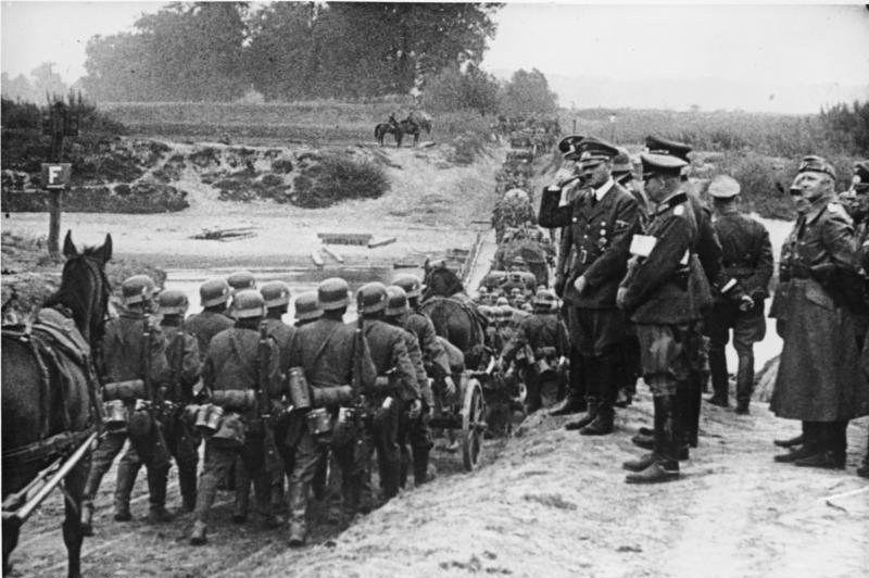 Hitler oglądający niemieckich żołnierzy wkraczających do Polski we wrześniu 1939 r.