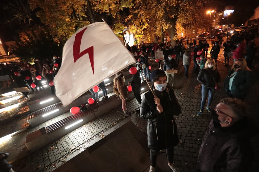 Emocje sięgają zenitu. Masowe protesty po wyroku ws. aborcji kontra apel premiera