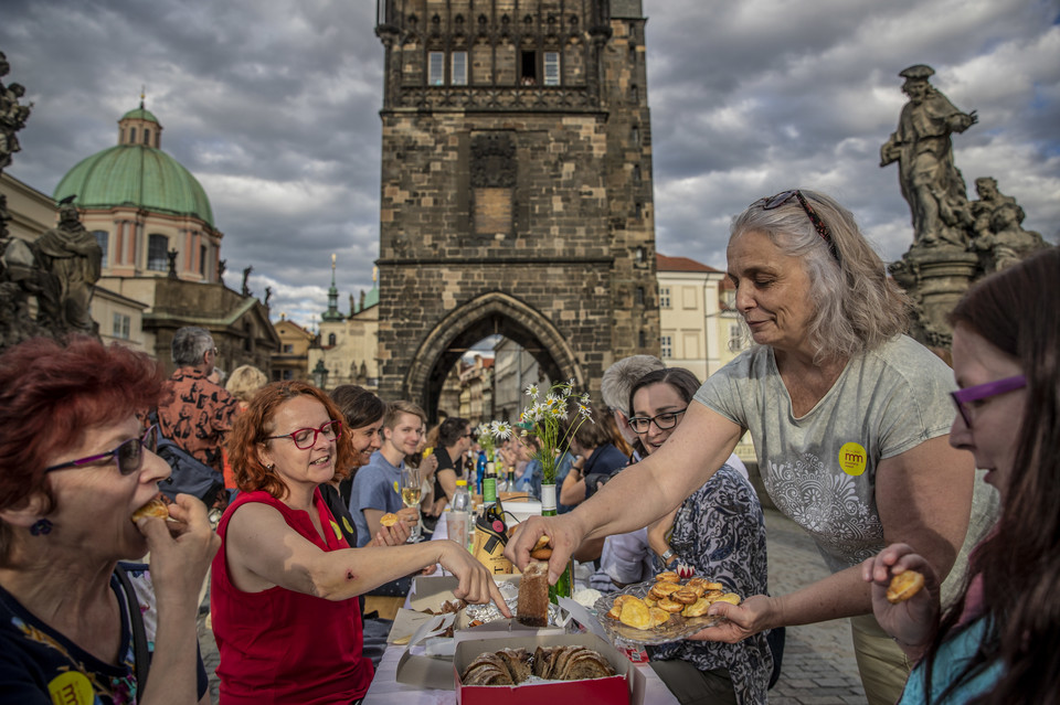 Czechy żegnają koronawirusa. Prażanie urządzili wielką kolację na moście Karola