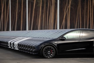 Wojna cenowa na rynku EV przybiera na sile. Tesla obniża ceny samochodów i oprogramowania FSD