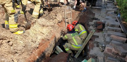 Dramat w Jaworznie. Ponad godzinę wydobywali pracownika zakopanego żywcem. Koszmarne szczegóły akcji ratunkowej