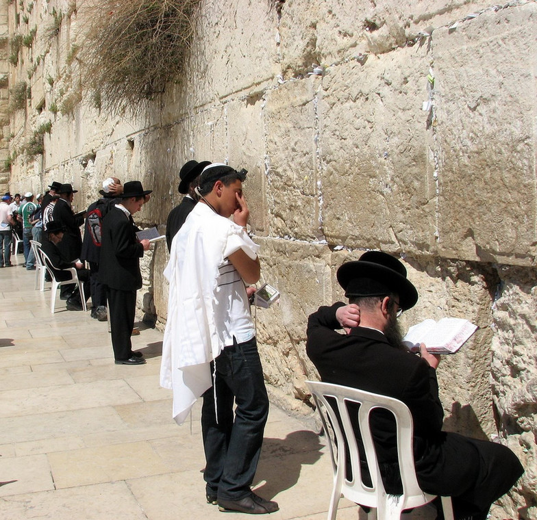 Żydzi pod Ścianą Płaczu obowiązkowo w nakryciach głowy, fot. © Robert Pawełek