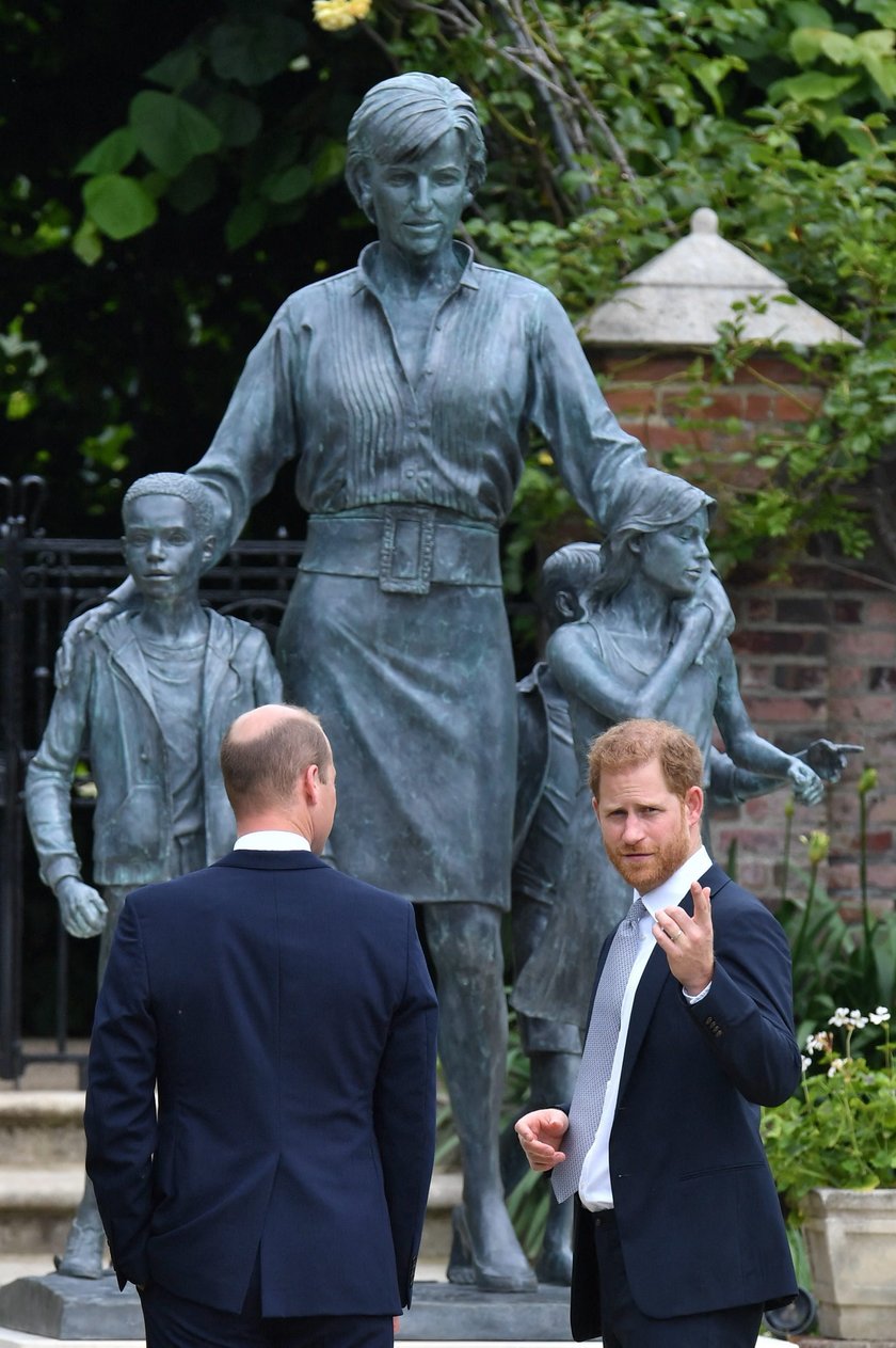 William i Harry pojednali się pod pomnikiem mamy