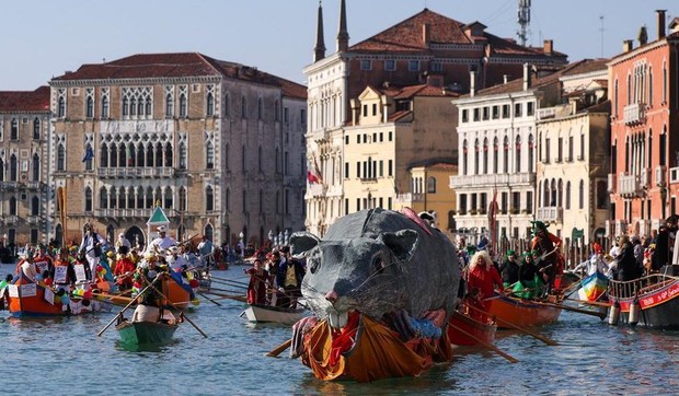 Čamac prevozi „Panteganu“, velikog pacova, preko Velikog kanala tokom Venecijanskog karnevala | Foto: REUTERS/Claudia Greco