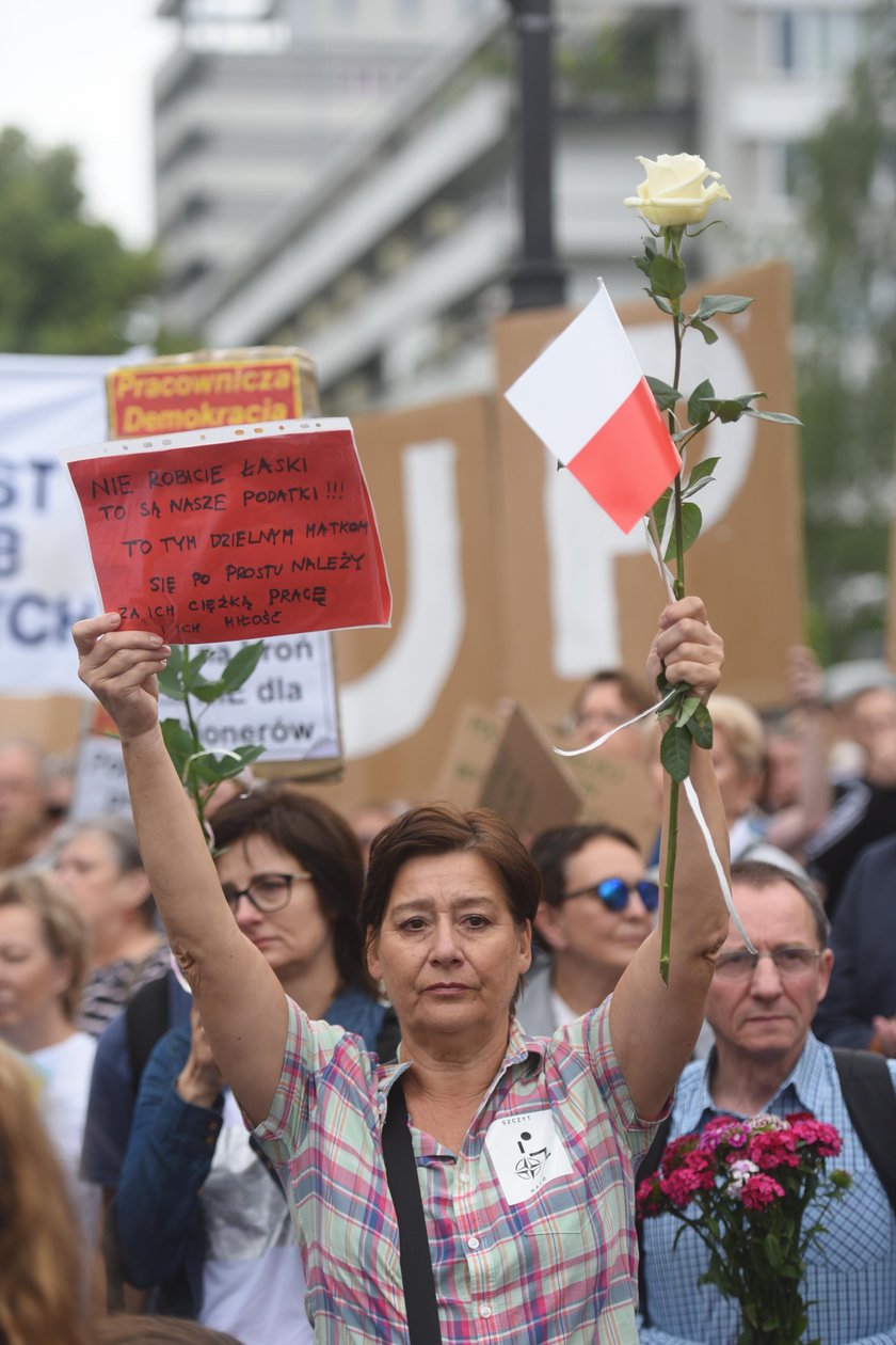 Znana aktorka pod sejmem o PiS. Przesadziła?