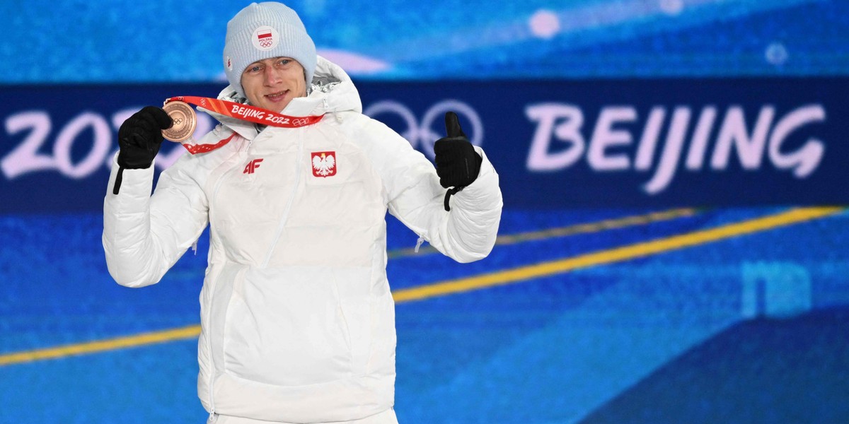 Pekin 2022: Dawid Kubacki odebrał medal olimpijski.