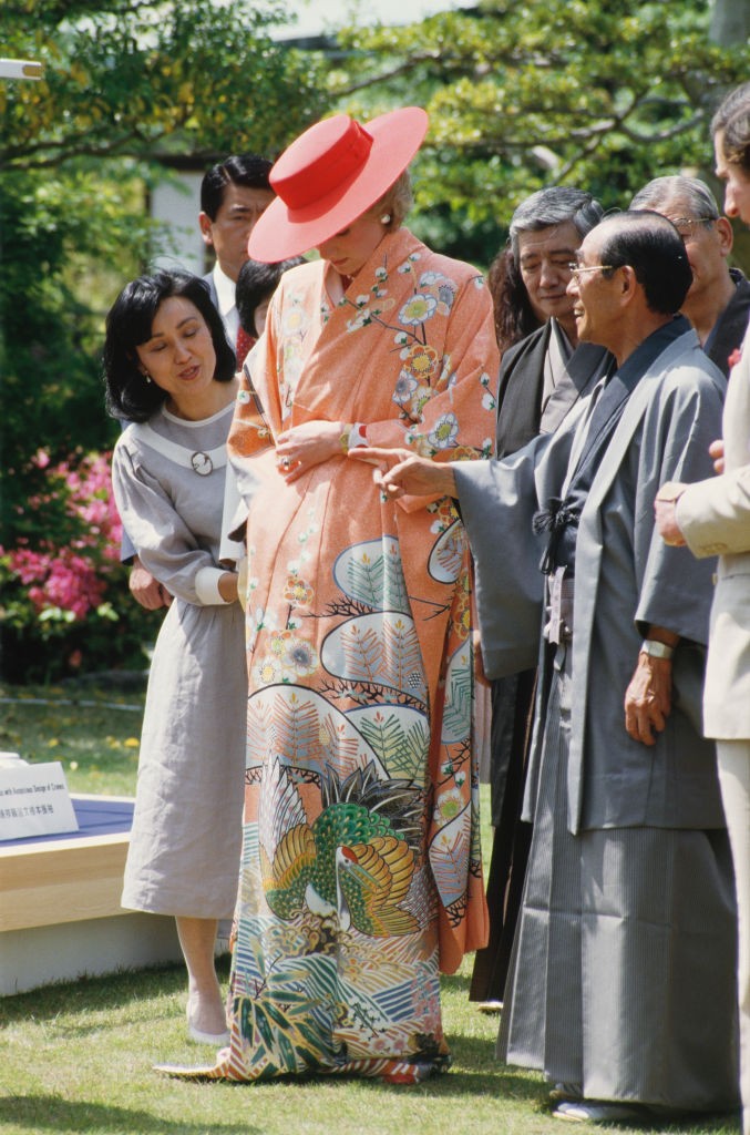 Diana hercegnő barackszínű kimonóban és hozzá illő kalapban tisztelgett a japán kultúra előtt, egy japán királyi körút során
