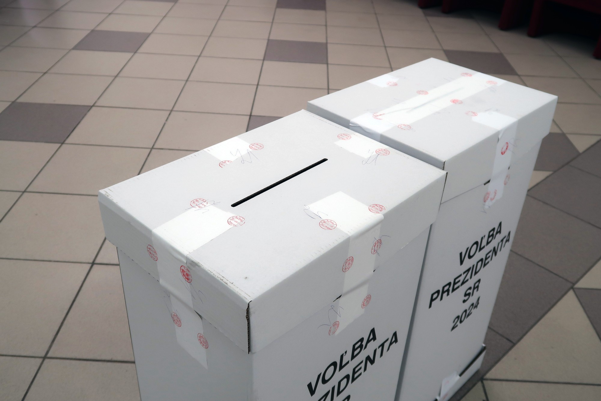 V prvom volebnom okrsku v Kútoch sa počas 2. kola prezidentských volieb naplnila volebná schránka, ľudia už vkladajú obálky do druhej schránky.